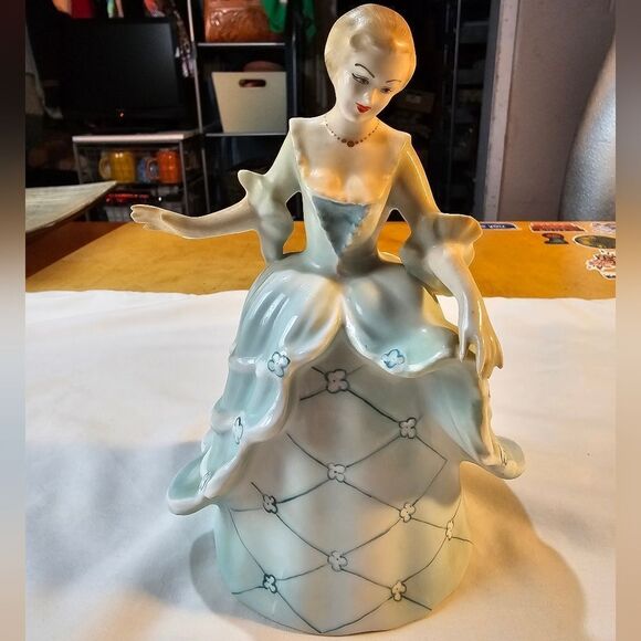 Vintage Romanian Curtsy Porcelain Lady Figurine - Picture 8 of 11